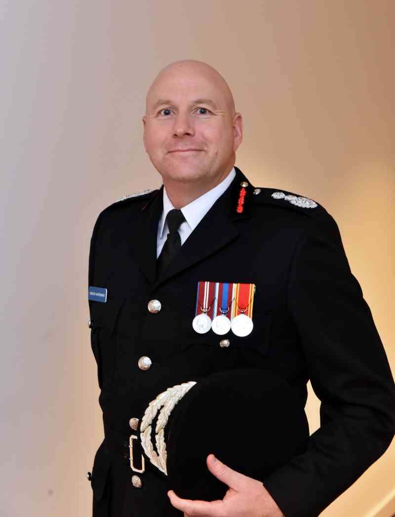 Simon Hardiman, el jefe de bomberos del Servicio de Bomberos y Rescate de Shropshire, envió los mensajes a su subdirector, Adam Matthews, durante más de un año