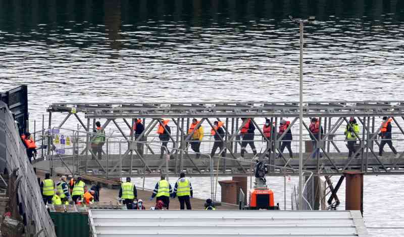 Migrantes llegando a Dover el martes después de que otros cinco murieran en el Canal