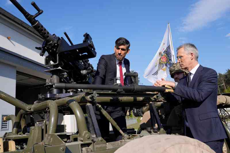 Rishi Sunak y Jens Stoltenberg, secretario general de la OTAN, inspeccionan armamento en Varsovia el martes